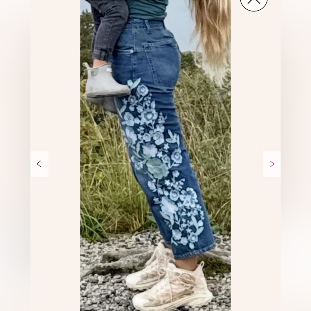 Free people Embroidered floral blue jeans 🦋